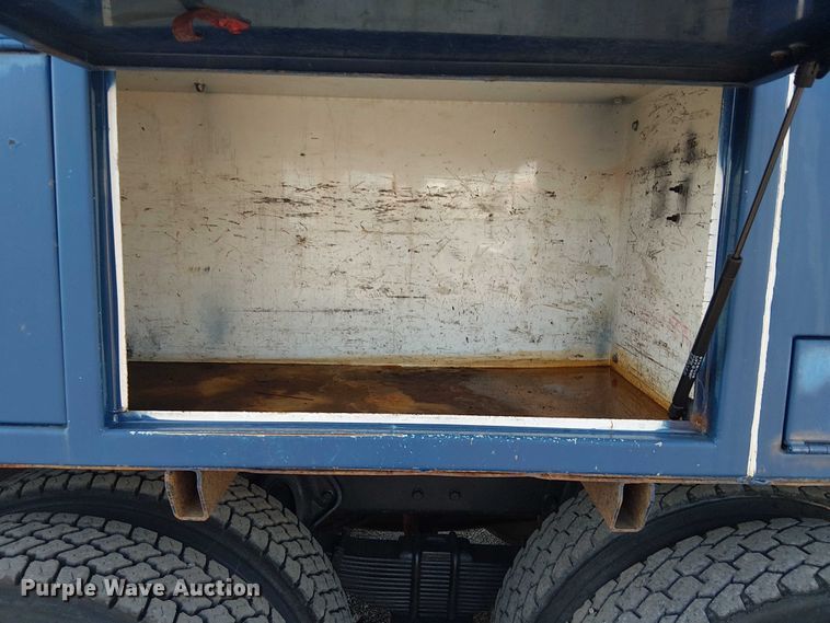 image for item NU9755 1993 International 4900 crane truck