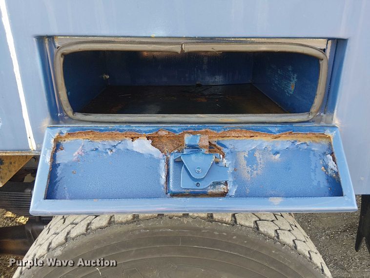 image for item NU9755 1993 International 4900 crane truck