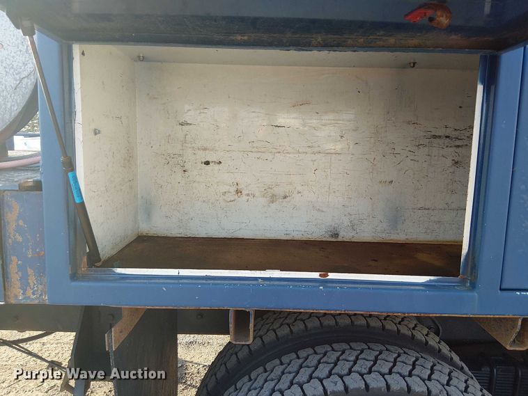 image for item NU9755 1993 International 4900 crane truck