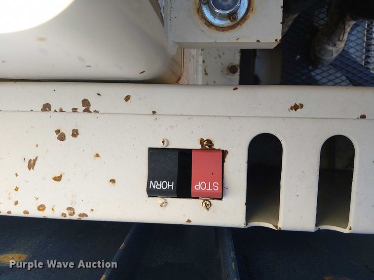 image for item NU9755 1993 International 4900 crane truck