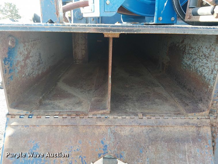 image for item NU9755 1993 International 4900 crane truck