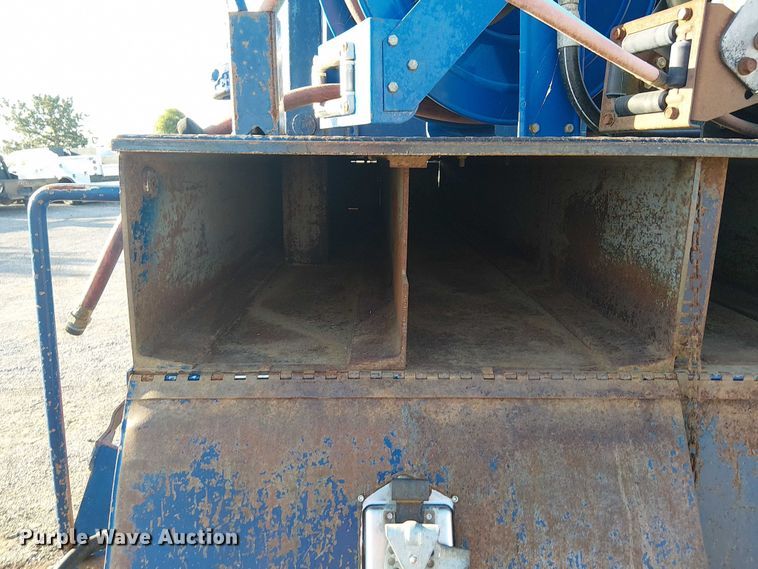 image for item NU9755 1993 International 4900 crane truck