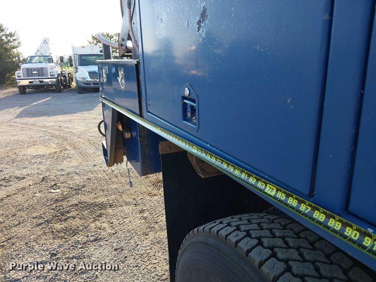 image for item NU9755 1993 International 4900 crane truck