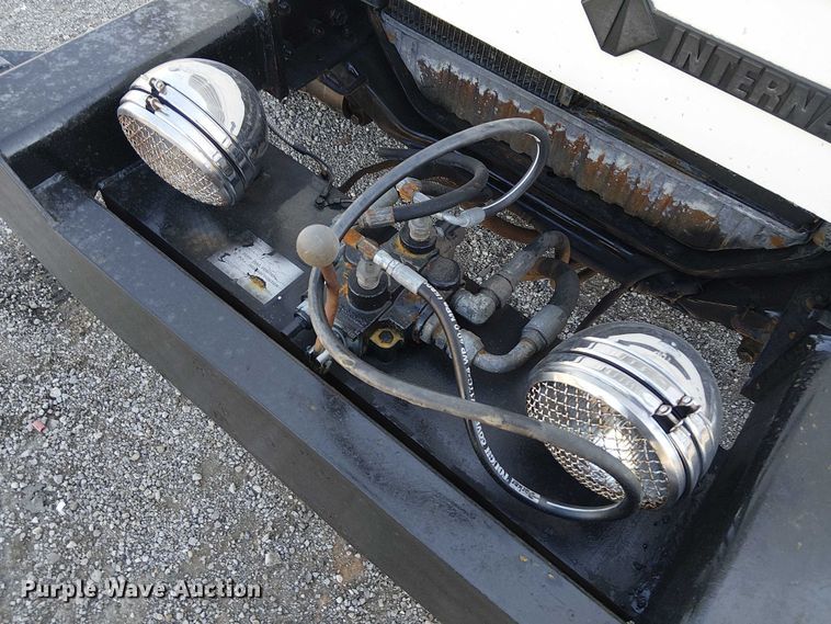 image for item NU9755 1993 International 4900 crane truck