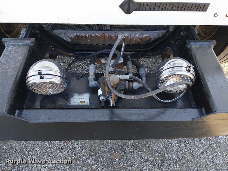 image for item NU9755 1993 International 4900 crane truck