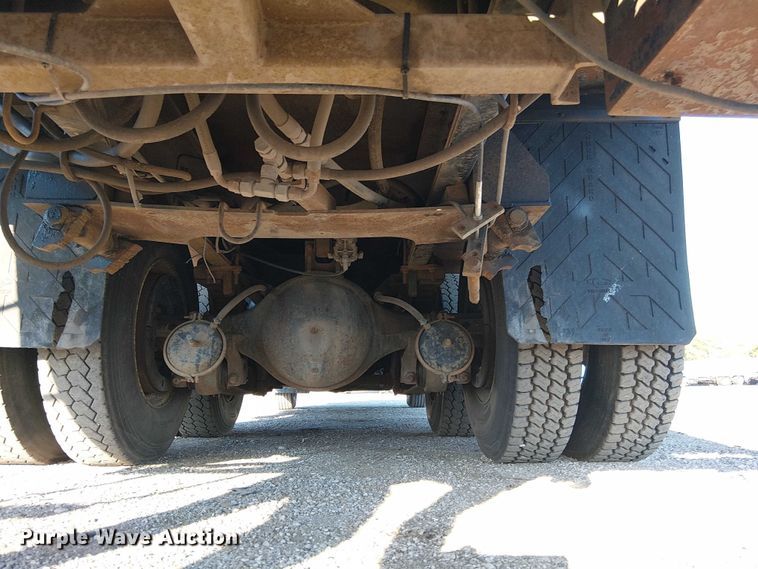 image for item NU9755 1993 International 4900 crane truck