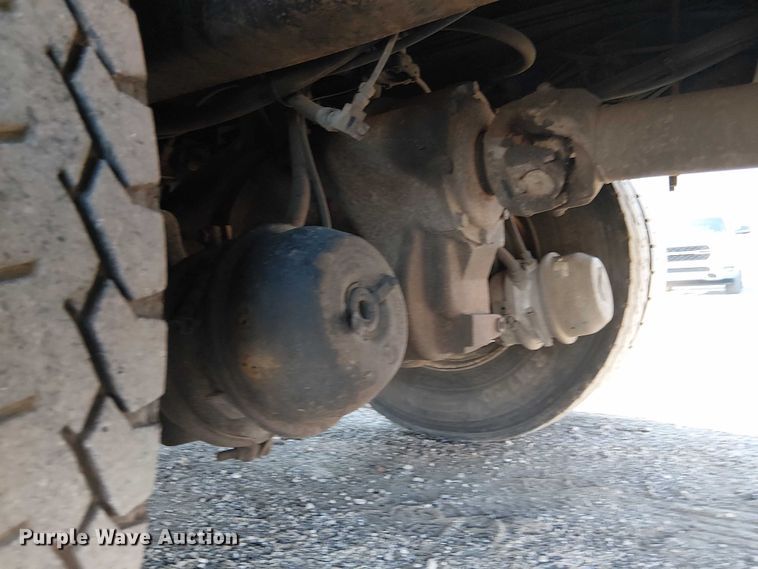 image for item NU9755 1993 International 4900 crane truck