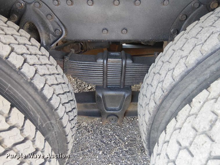 image for item NU9755 1993 International 4900 crane truck