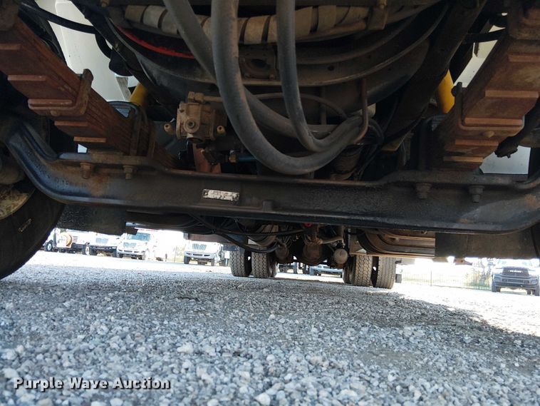 image for item NU9755 1993 International 4900 crane truck