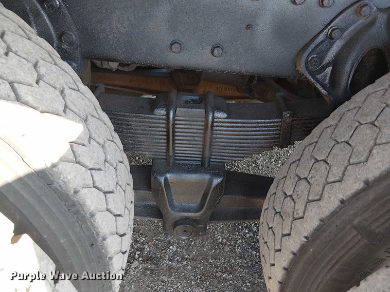 image for item NU9755 1993 International 4900 crane truck