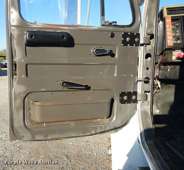 image for item NU9755 1993 International 4900 crane truck