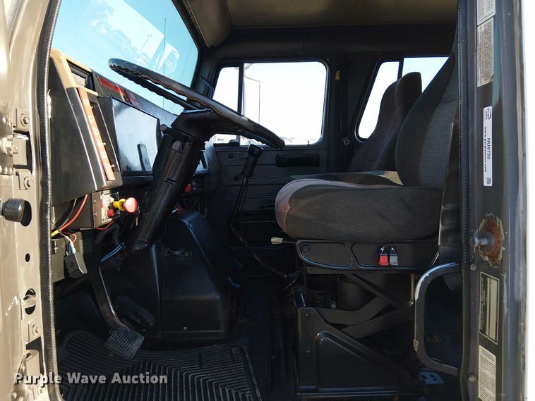 image for item NU9755 1993 International 4900 crane truck