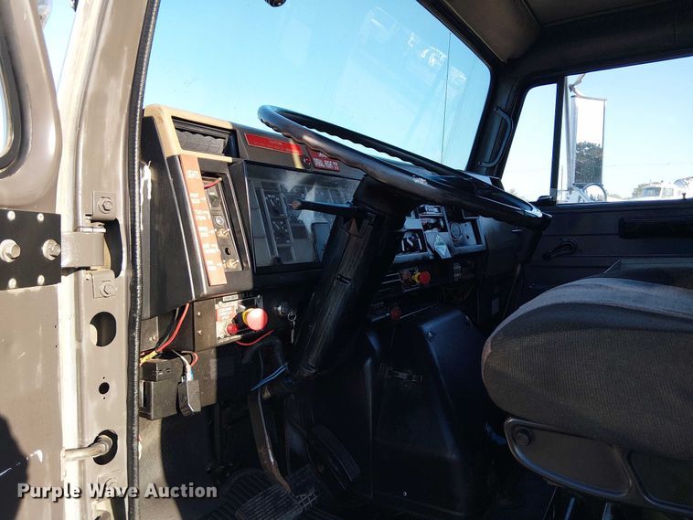 image for item NU9755 1993 International 4900 crane truck