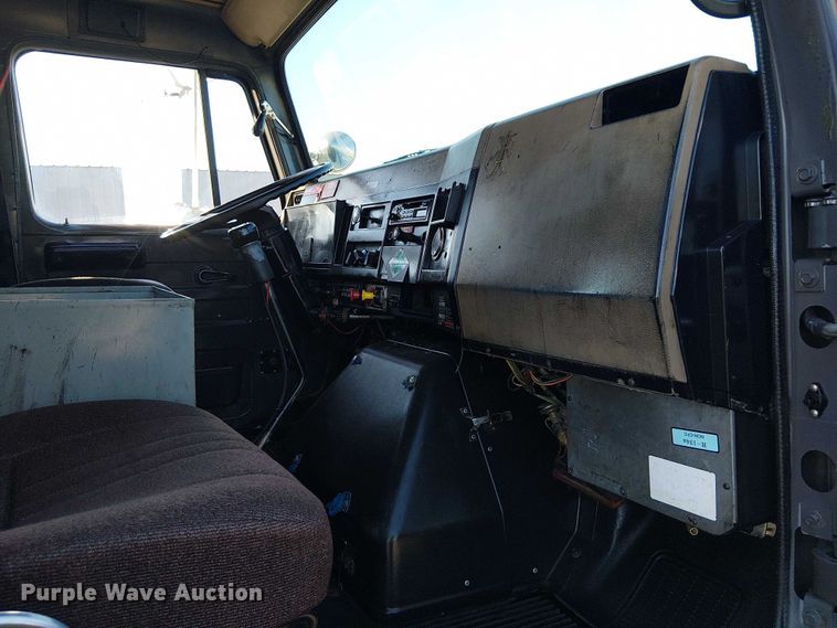 image for item NU9755 1993 International 4900 crane truck