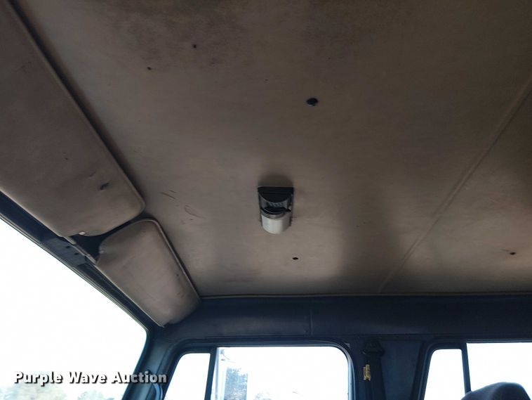 image for item NU9755 1993 International 4900 crane truck