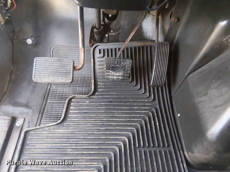 image for item NU9755 1993 International 4900 crane truck