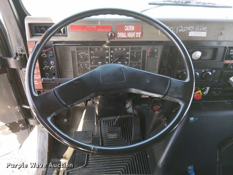 image for item NU9755 1993 International 4900 crane truck