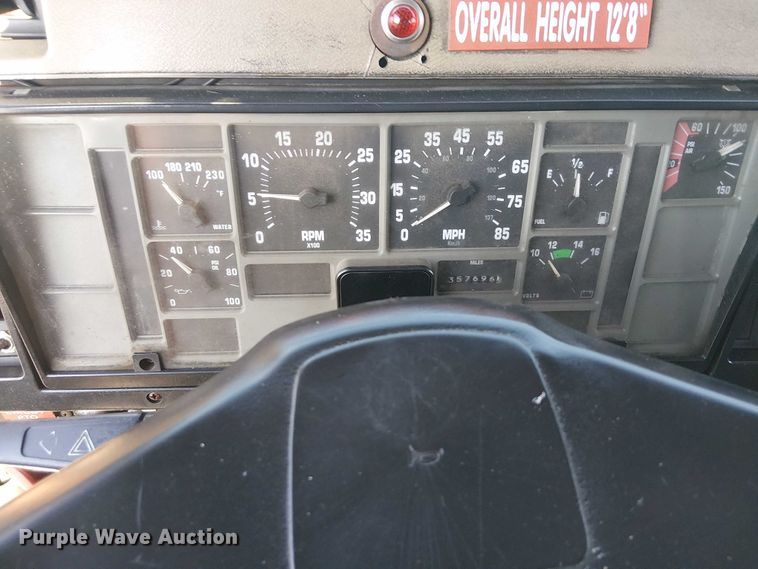 image for item NU9755 1993 International 4900 crane truck