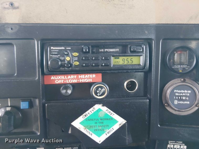 image for item NU9755 1993 International 4900 crane truck