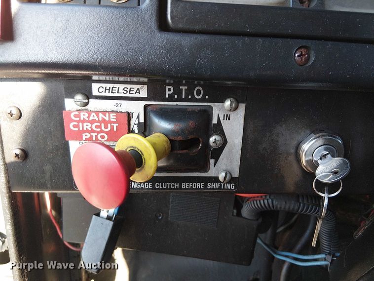 image for item NU9755 1993 International 4900 crane truck