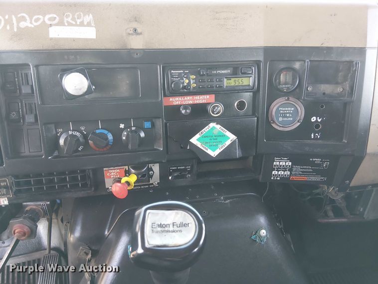 image for item NU9755 1993 International 4900 crane truck