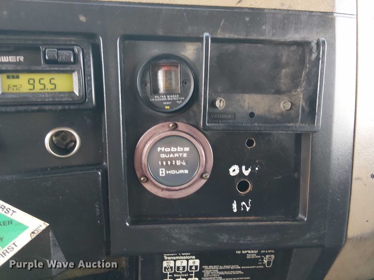 image for item NU9755 1993 International 4900 crane truck