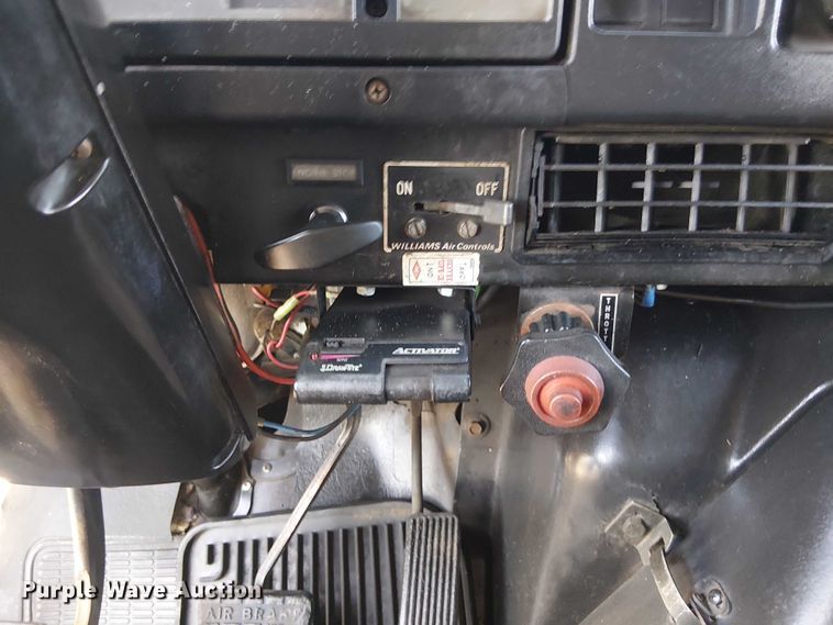 image for item NU9755 1993 International 4900 crane truck