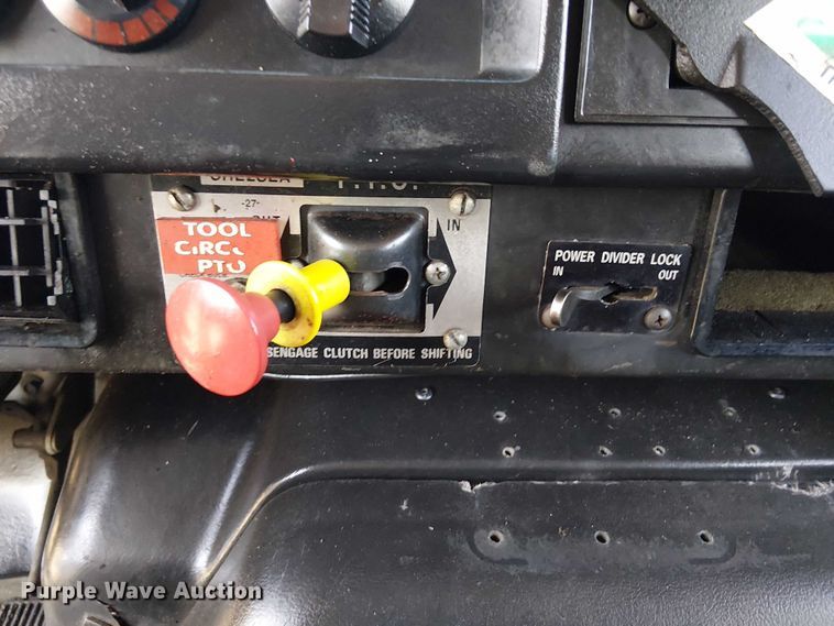 image for item NU9755 1993 International 4900 crane truck