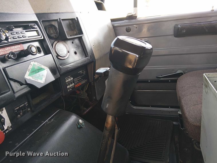 image for item NU9755 1993 International 4900 crane truck