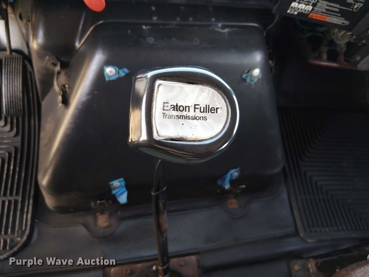 image for item NU9755 1993 International 4900 crane truck