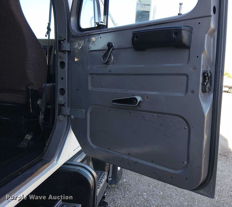 image for item NU9755 1993 International 4900 crane truck