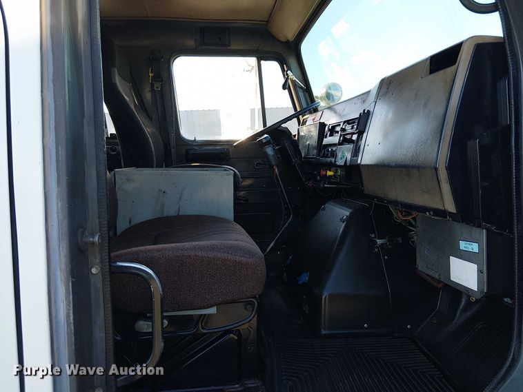 image for item NU9755 1993 International 4900 crane truck