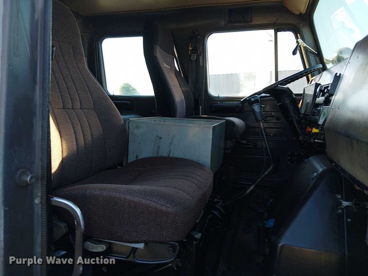 image for item NU9755 1993 International 4900 crane truck