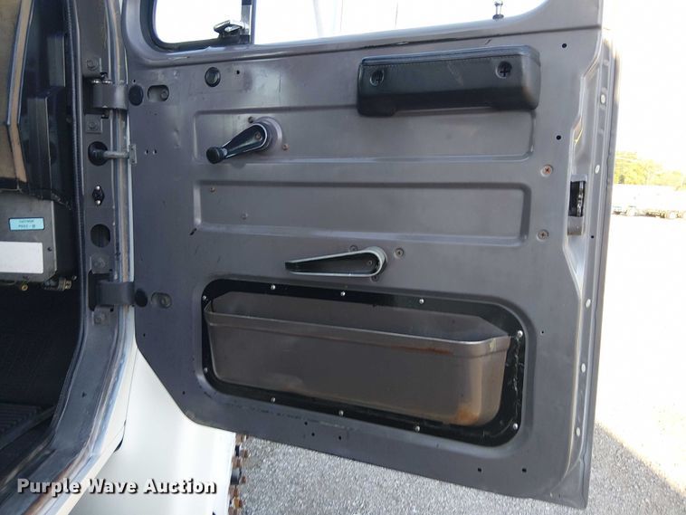 image for item NU9755 1993 International 4900 crane truck