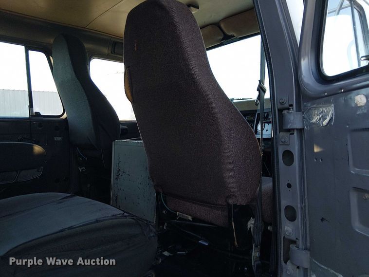 image for item NU9755 1993 International 4900 crane truck