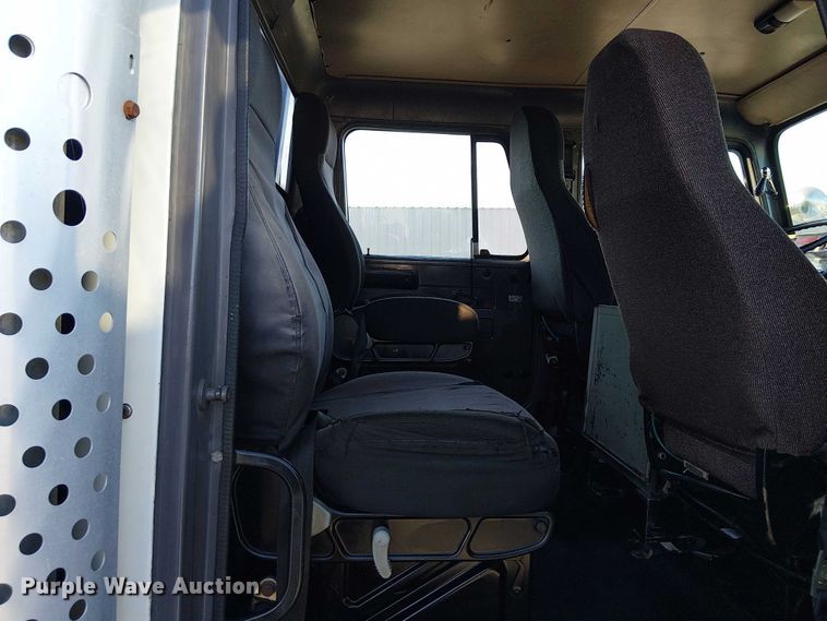 image for item NU9755 1993 International 4900 crane truck