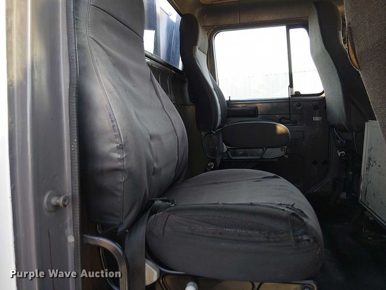 image for item NU9755 1993 International 4900 crane truck