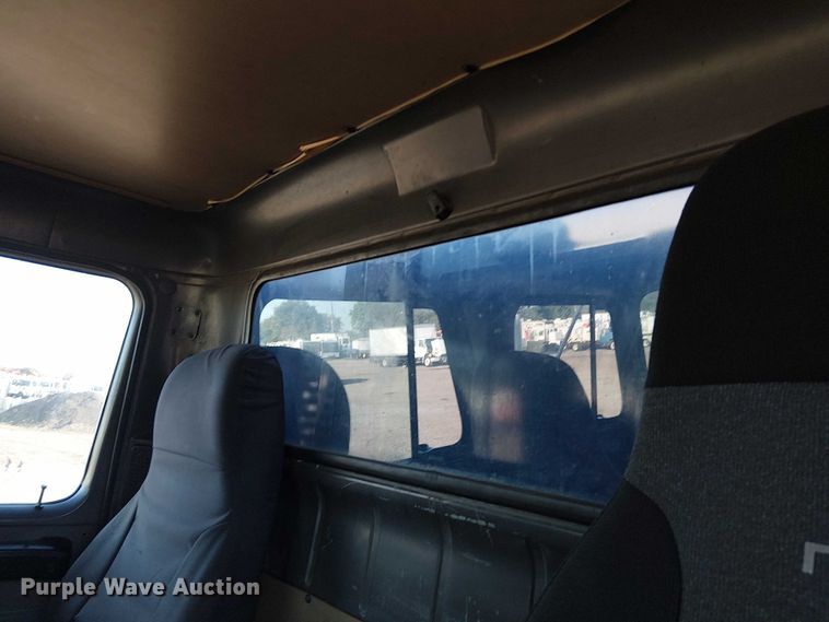 image for item NU9755 1993 International 4900 crane truck