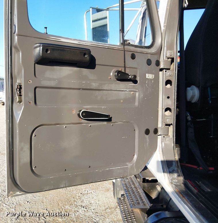 image for item NU9755 1993 International 4900 crane truck