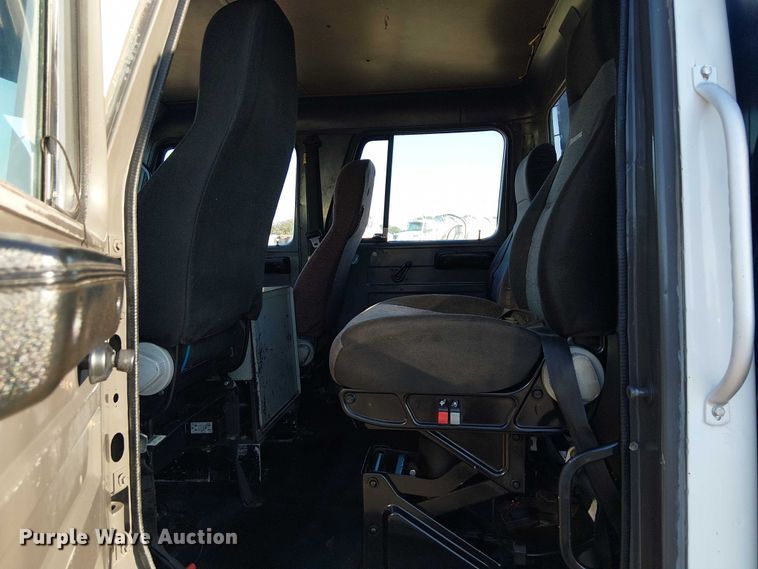 image for item NU9755 1993 International 4900 crane truck