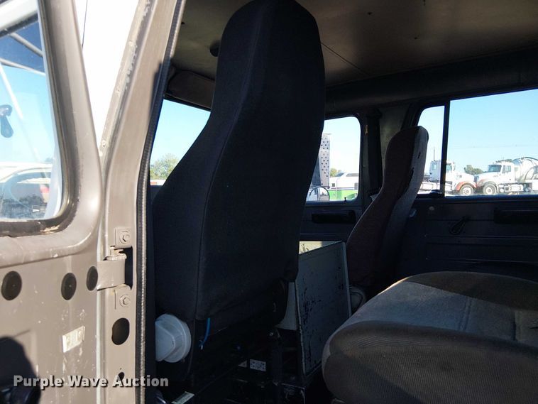 image for item NU9755 1993 International 4900 crane truck