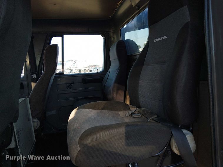 image for item NU9755 1993 International 4900 crane truck