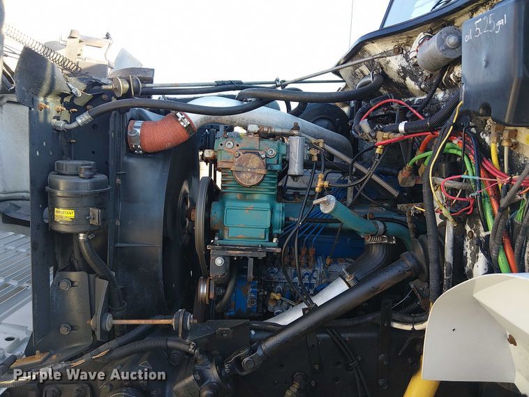 image for item NU9755 1993 International 4900 crane truck