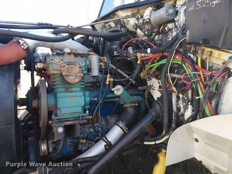 image for item NU9755 1993 International 4900 crane truck