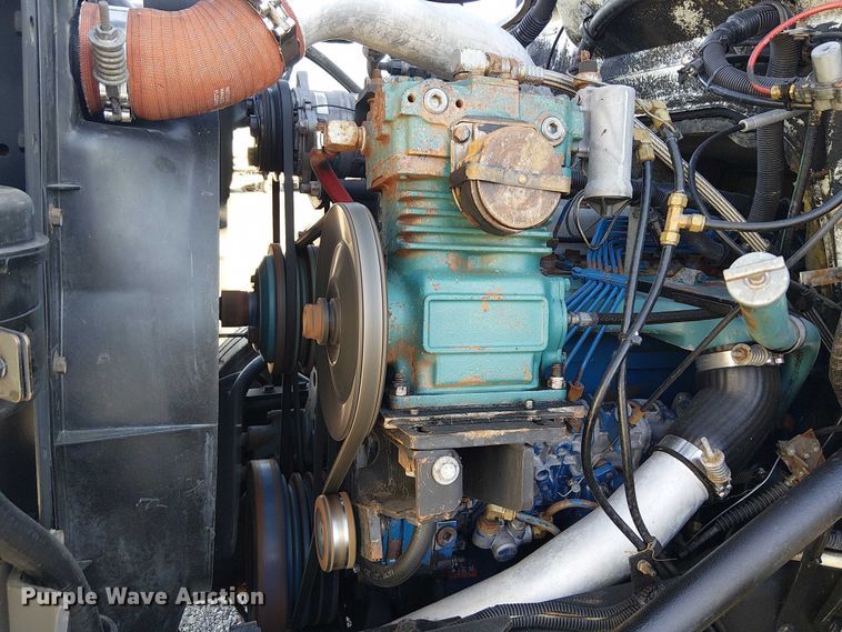 image for item NU9755 1993 International 4900 crane truck