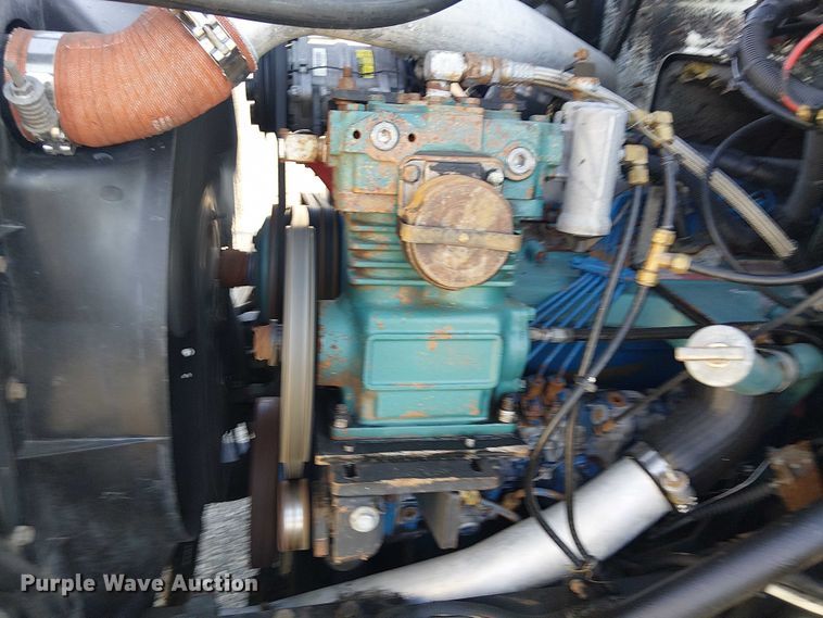 image for item NU9755 1993 International 4900 crane truck