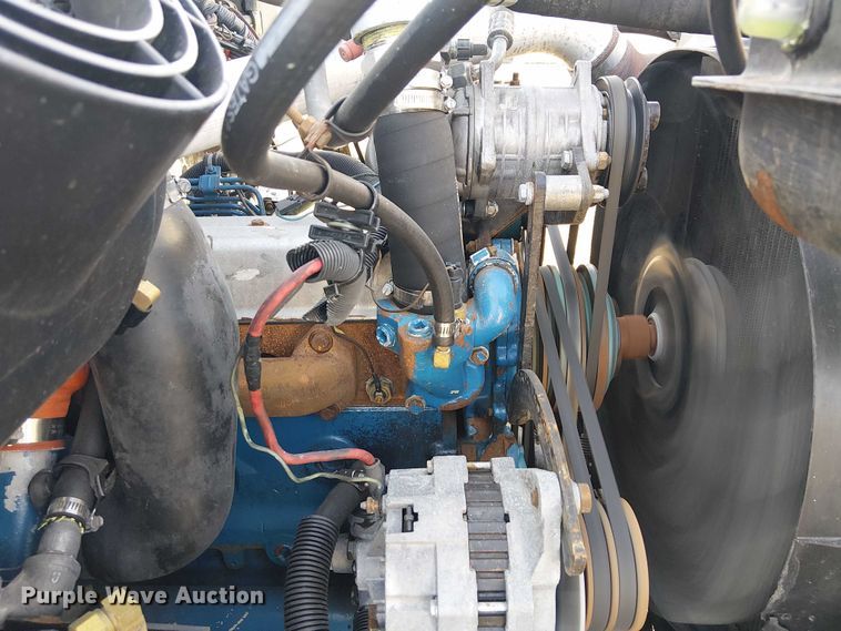 image for item NU9755 1993 International 4900 crane truck