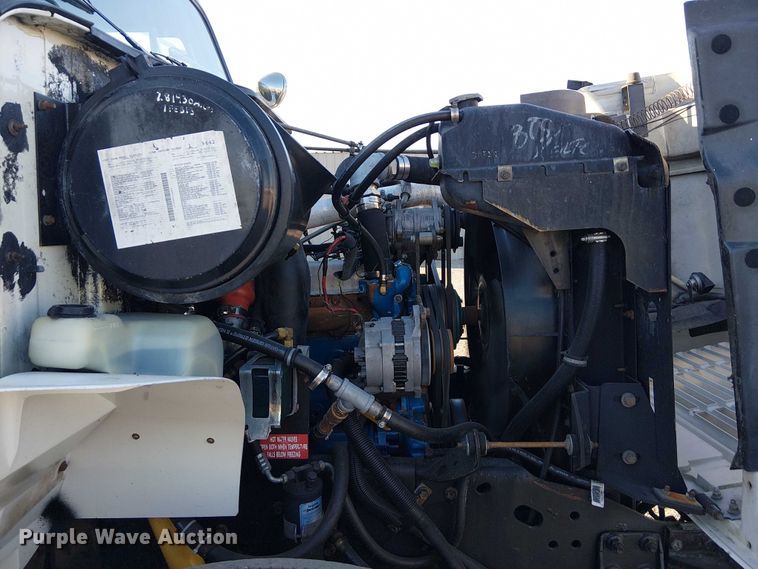 image for item NU9755 1993 International 4900 crane truck