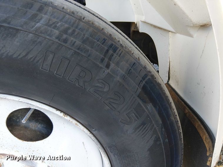 image for item NU9755 1993 International 4900 crane truck