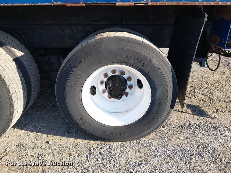 image for item NU9755 1993 International 4900 crane truck